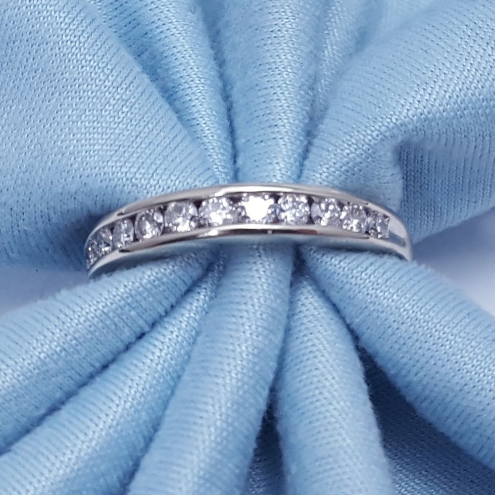 Exquisite 14K Solid White Gold Designer Diamond Wedding Band Ring - Size 5.75